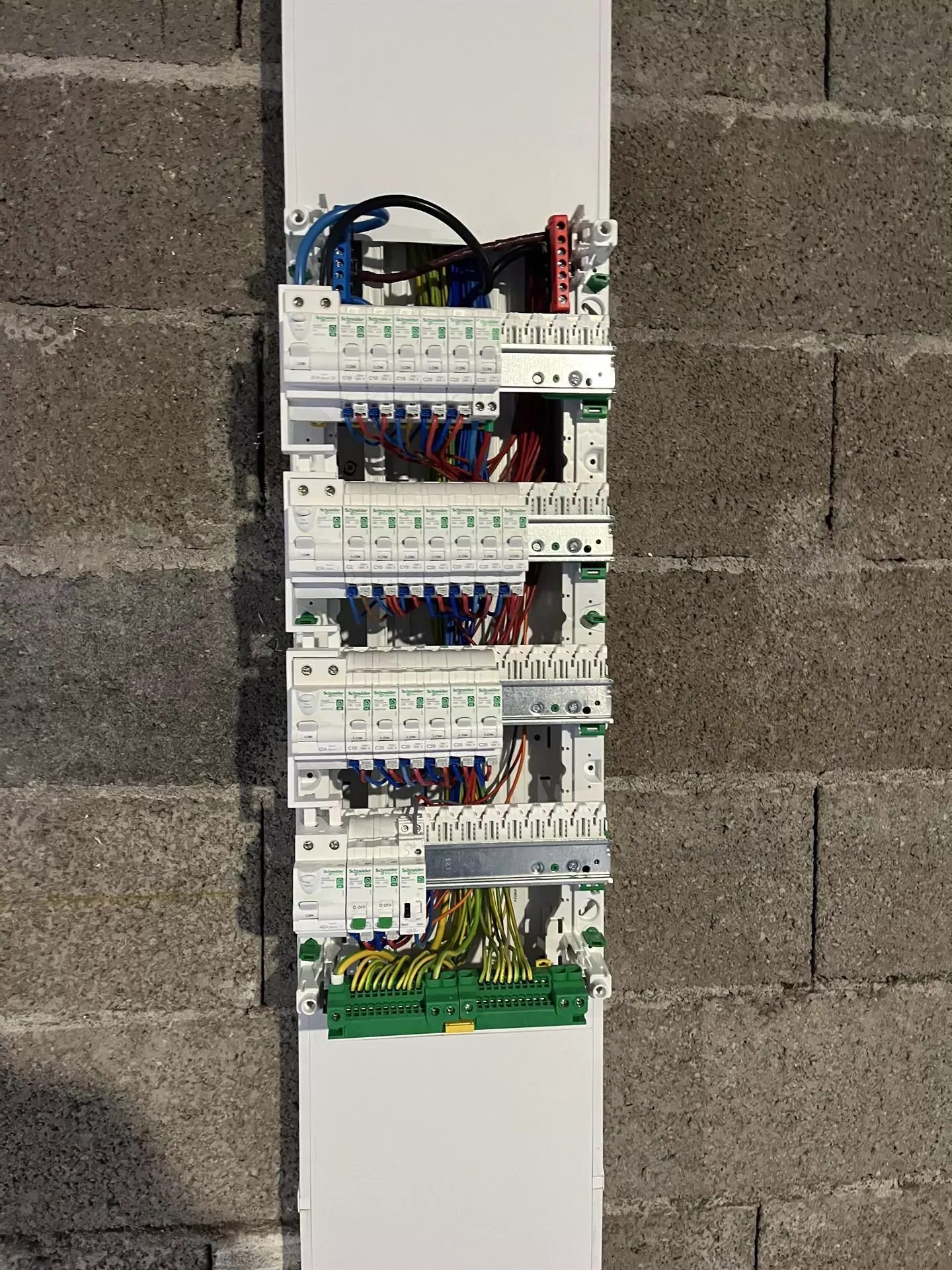 Tableau électrique en cours de câblage