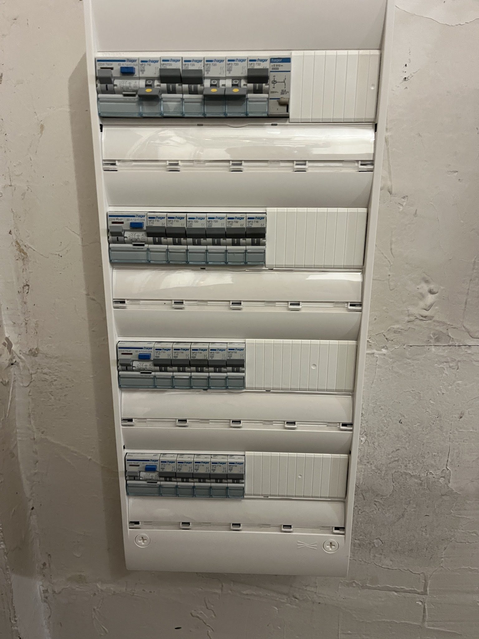Tableau électrique terminé sur quatre rangées