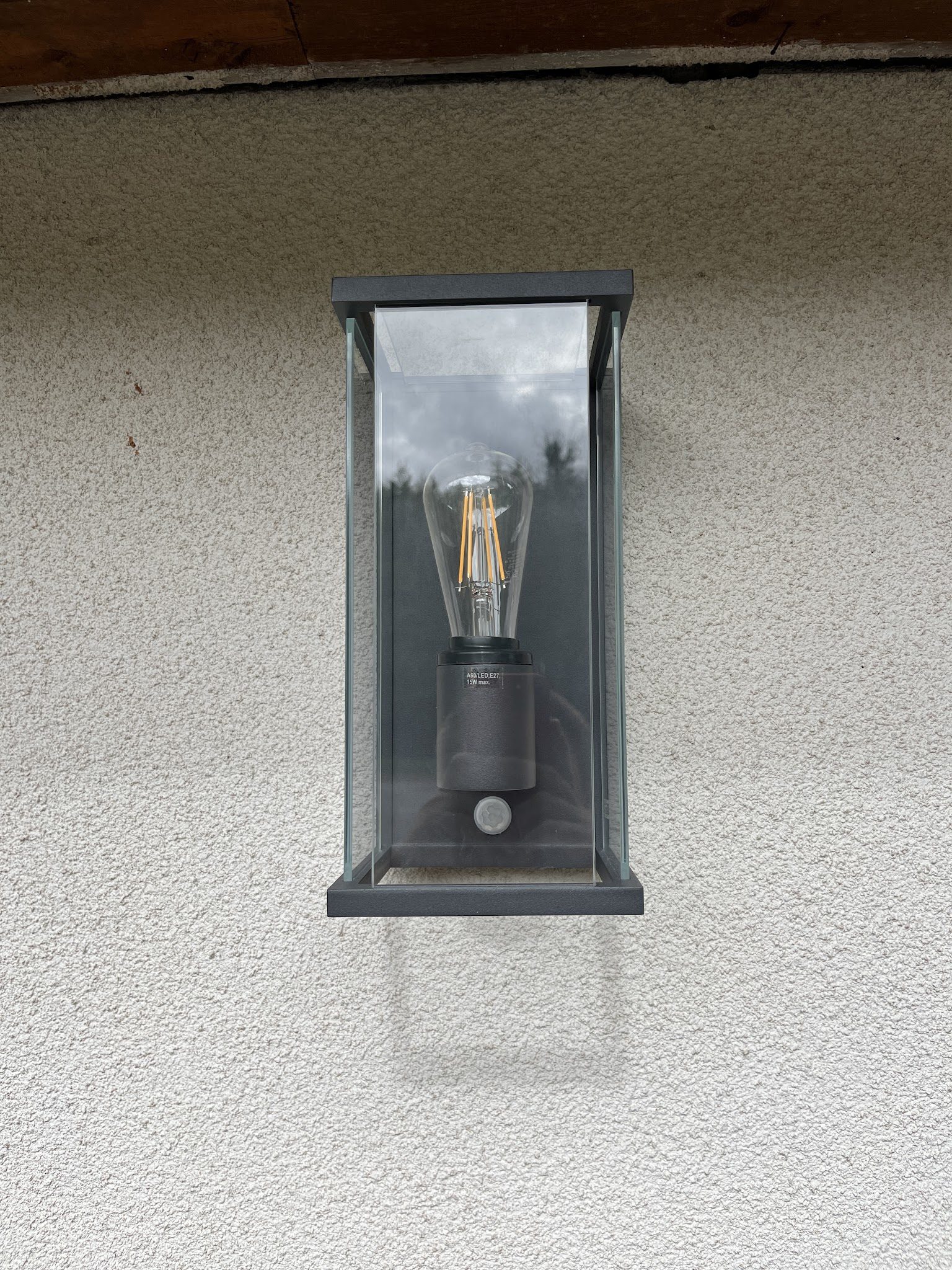 Applique lanterne sur un mur crépi
