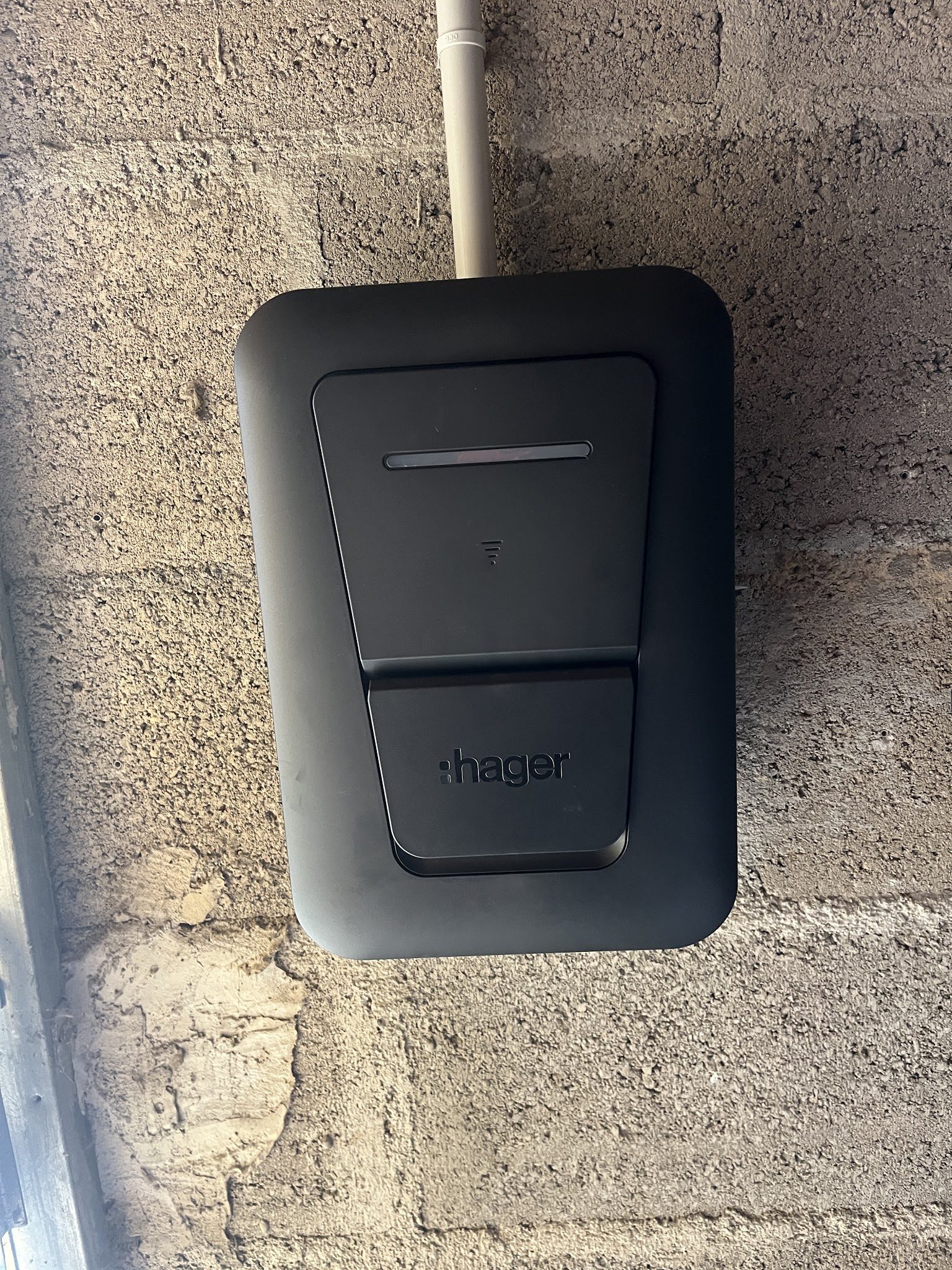 Borne de recharge noire posée au mur