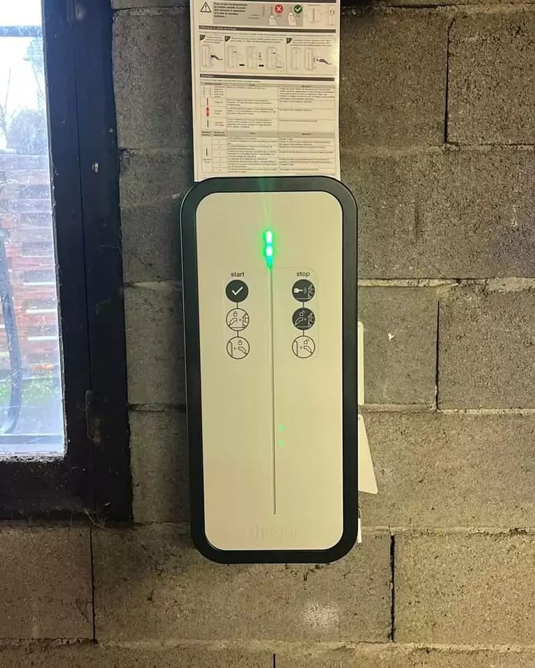 Borne de recharge blanche avec voyant vert