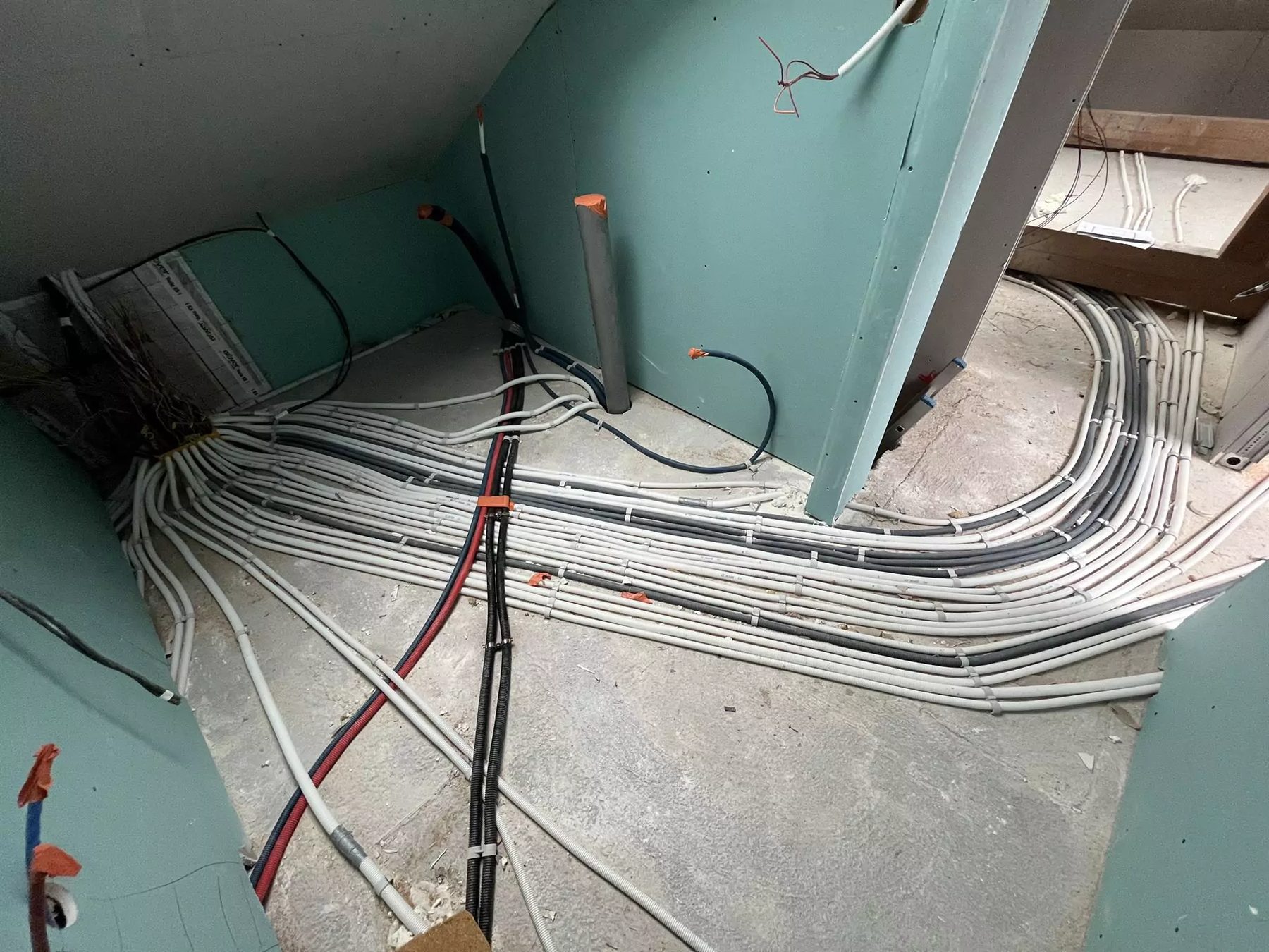 Gaines électriques tirées au sol avant la fermeture des cloisons